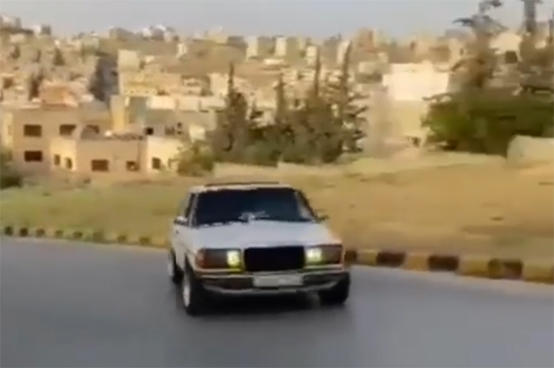 بالفيديو  ..  القبض على مواطن قاد مركبته بطريقة متهورة