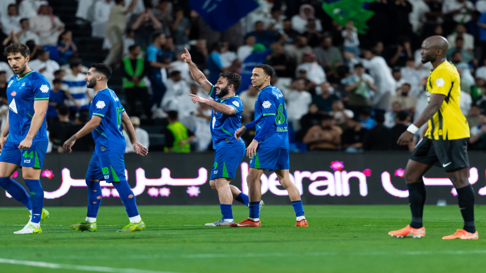 الدوري السعودي: الفتح يُفاجئ الاتحاد ويسقطه والهلال يقلص الفارق لأربع نقاط    