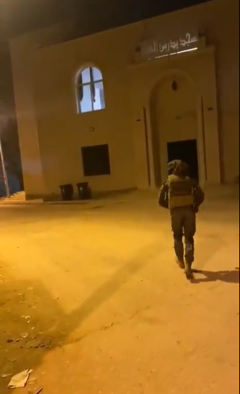 شاهد بالفيديو  ..   في وقت الأذان  ..  أحد جنود الاحتلال يطلب من زميله تصويره و يلقي قنبلة داخل مسجد في "بدرس" غرب رام الله