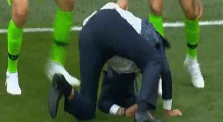 بالفيديو .. سقوط كوميدى لمدرب البرازيل بعد هدف كوتينيو فى كوستاريكا 
