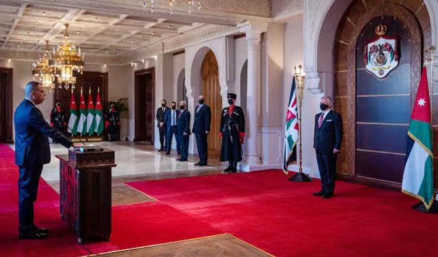 "مفاجأة الفراية" و مغادرة العايد لـ"مطبخ الرئاسة" و تقريب "الجازي"  ..  كيف عالج الخصاونة "العلل المكشوفة" في طاقمه؟