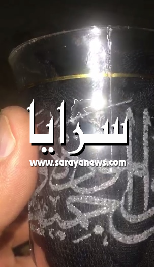 بالفيديو والصور ..  آية قرآنية محرفة مكتوبة على طقم كاسات شاي في اسواق الرمثا  ..  تفاصيل