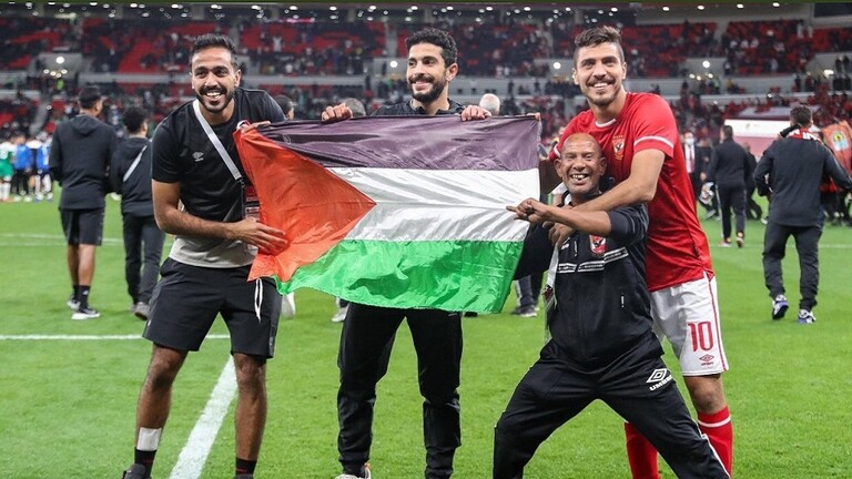 بالصور ..  لاعبو الأهلي المصري يرفعون علم فلسطين بعد تتويجهم بالسوبر الإفريقي