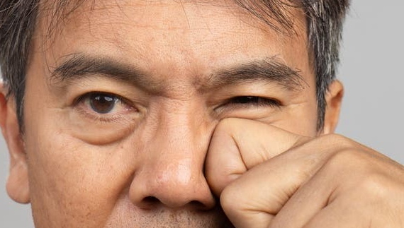 الرفّة العضلية المزعجة؟ ..  متى تستدعي القلق