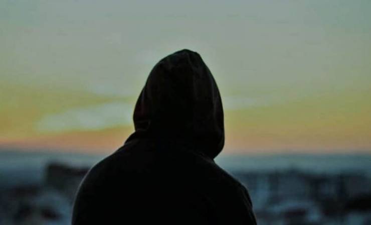 ما قصة الناجي الوحيد في 2027؟