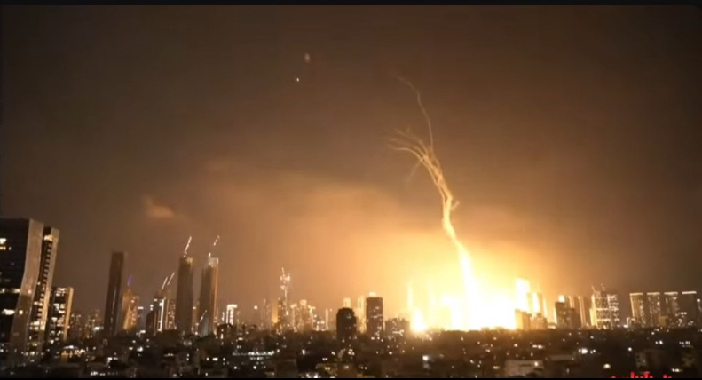 مصادر عبرية: حدث خطير جدا في تل أبيب عقب سقوط صاروخ إيراني
