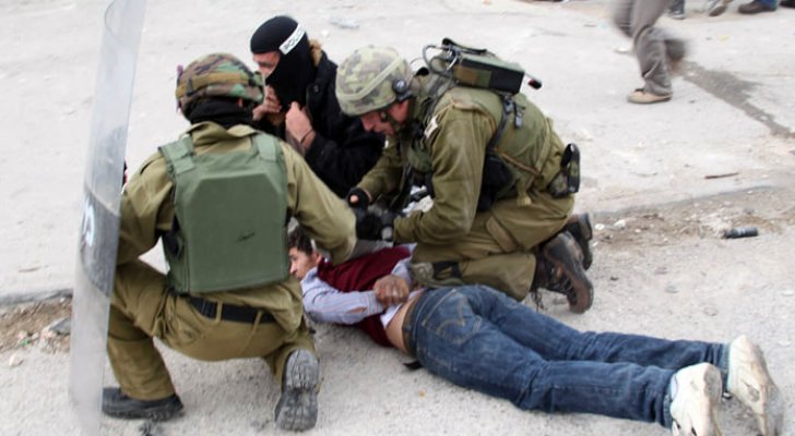 الاحتلال الإسرائيلي يعتدي على المصلين القادمين إلى الأقصى