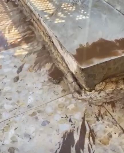مخاوف من تضرر أساسات منزل بسبب تدفق مياه من خطوط مكسورة في المفرق