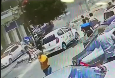 بالفيديو ..  شاهد لحظة احتراق مركبة قرب دوار القادسية في مدينة اربد