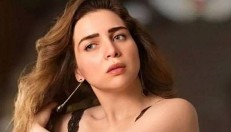 مي عز الدين تتألق بإطلالة صيفية بسيطة