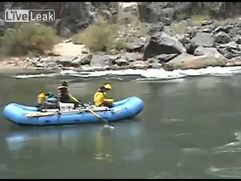 بالفيديو  ..  انقلاب زورق مطاطي بركابه في ملتقى التيارات المائية