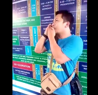 بالفيديو ..  لحظة إقناع رجل زوجته باعتناق الإسلام عبر الهاتف من مكة