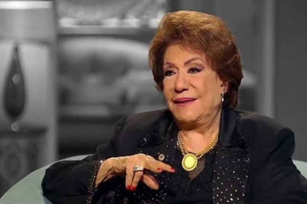 فنانة مصرية شهيرة تواجه المرض بصمت ..  وتورم يدها يثير قلق الجمهور