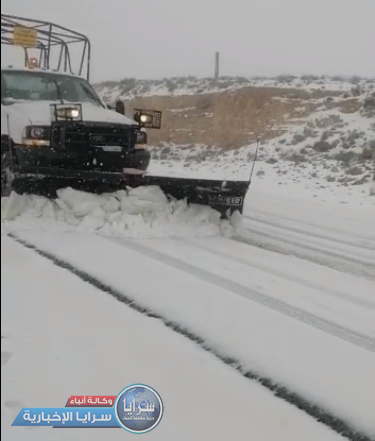 بالفيديو  ..  "إقليم البترا" يعمل على فتح طريق (الراجف - الرصيف) بسبب تراكم الثلوج