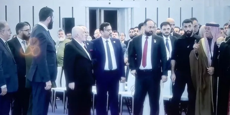 بالفيديو ..  من هو الشيخ الذي عاتب الشرع بسبب "التهميش"؟ مؤيد لنظام الأسد