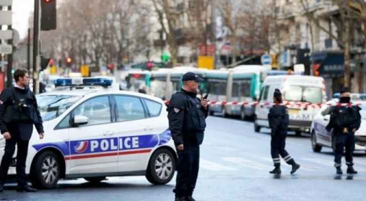 الشرطة الفرنسية: رجل يحتجز رهينتين في باريس