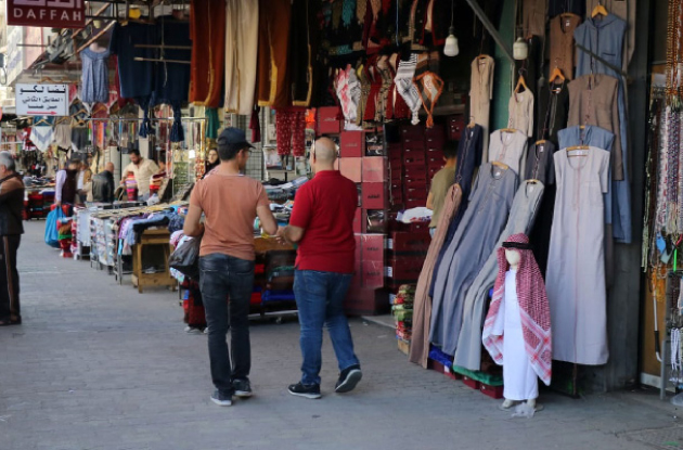 في ظل قيود الحظر ..  حركة شرائية خجولة في الأسواق