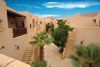 350 موظفاً في موفنبيك البحر الميت يطالبون بتحسين ظروفهم المعيشية