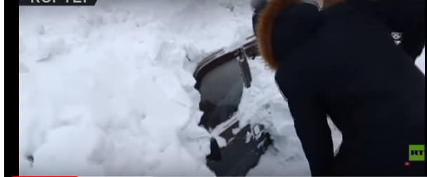 بالفيديو :رجل يبحث عن سيارته تحت ركام من الثلوج