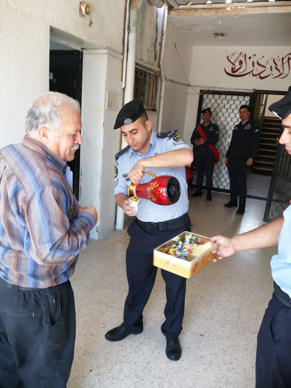  قسم ترخيص المفرق يقوم بتوزيع الحلوى على المواطنين 