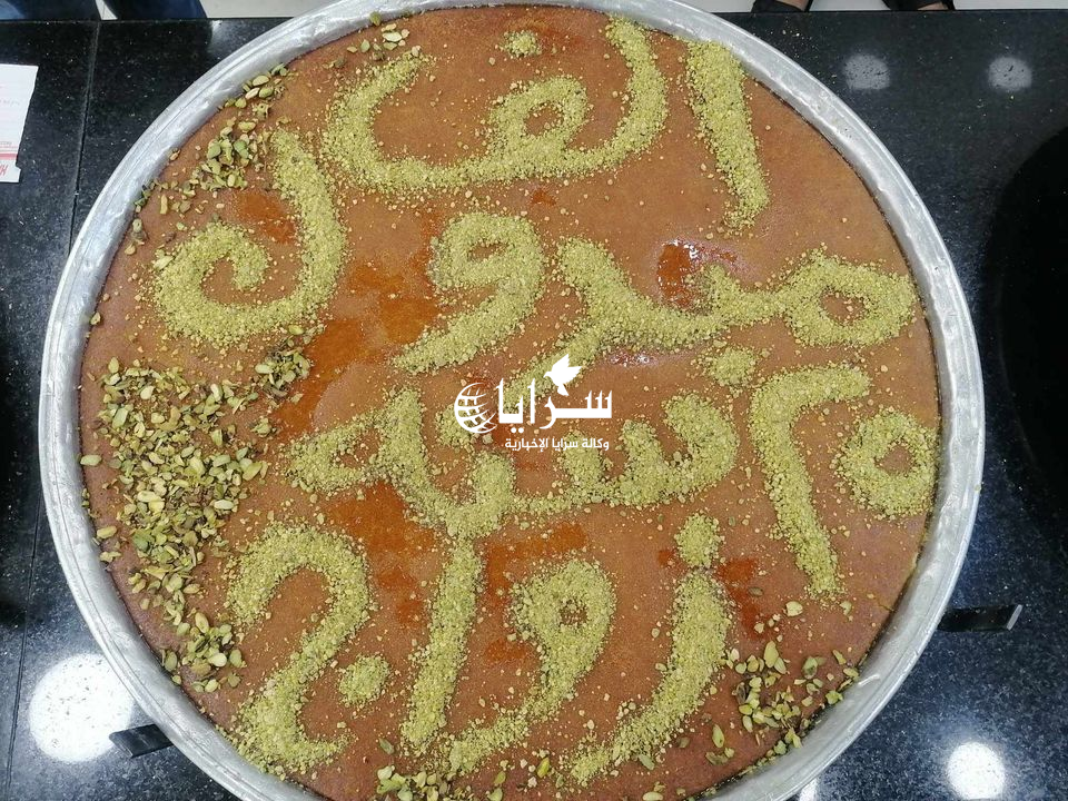 مواطن يُهدي زوجته "سدر كنافة وباقة من الخمسينات" ويُزين مركبتها بمناسبة 25 عامًا على زواجهم - صور 