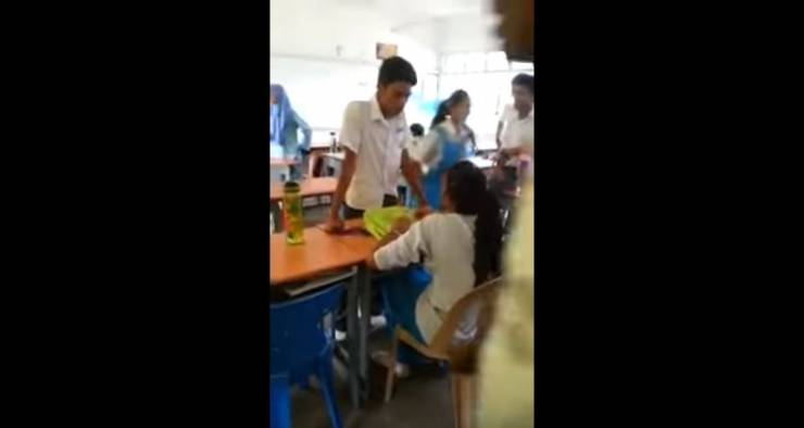 فيديو .. طالب يعتدي على زميلته في صفّها!