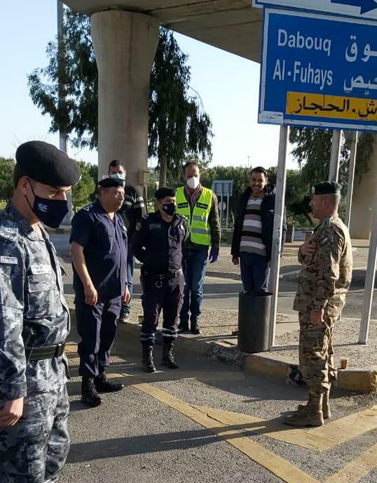 اللواء الحواتمة يتفقد عددا من الدوريات ونقاط الغلق في العاصمة