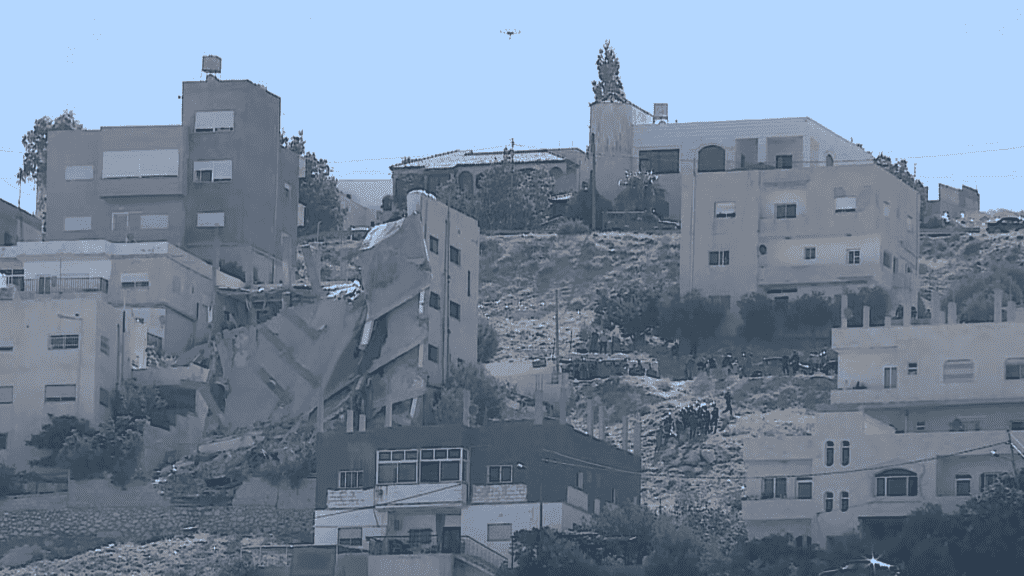 وزير المالية يعد بتعويض متضرري بناية نقب الدبور