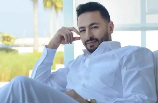 بعد سنوات من الخلاف ..  حمادة هلال يعتذر لتامر حسني