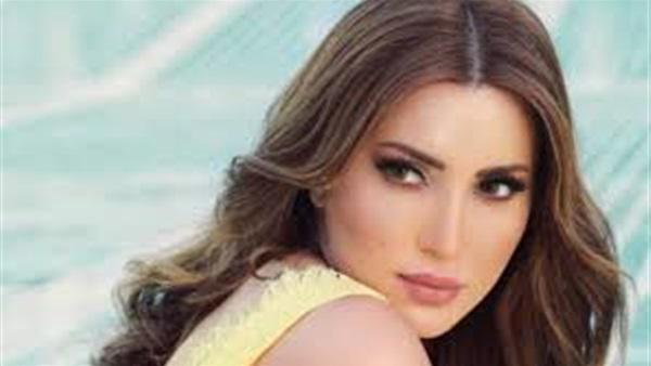 عزل على الشاطئ ..  نسرين طافش بملابس البحر والكمامة لمواجهة كورونا