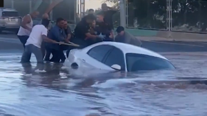 بالفيديو  .. إنقاذ سيدة قبل لحظات من ابتلاع المياه لسيارتها 