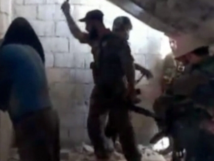 فيديو  .. مروع لشبيحة يعذبون ويقتلون معتقلين سوريين