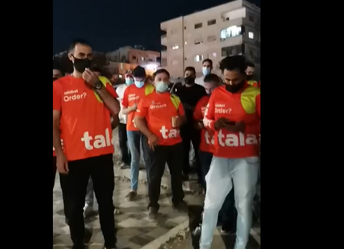 سائقو شركة "طلبات" يعتصمون احتجاجاً على خفض أجورهم