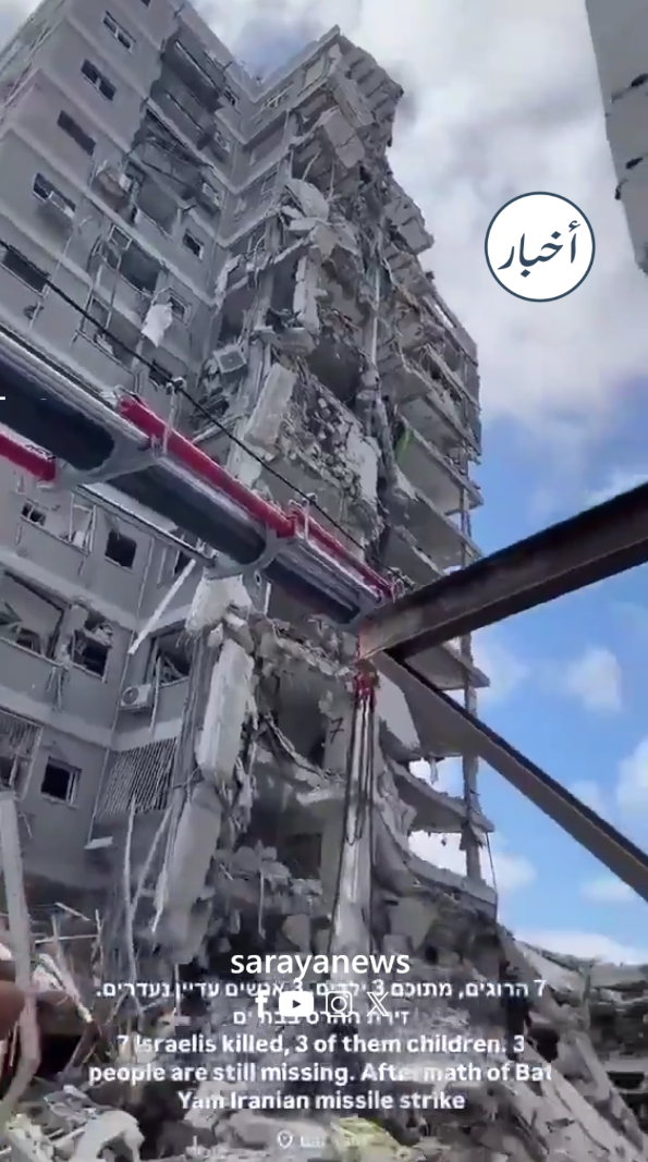 سقوط مبنى مكون من 9 طوابق وسط تل أبيب بعد إصابته بصاروخ إيراني  ..  فيديو