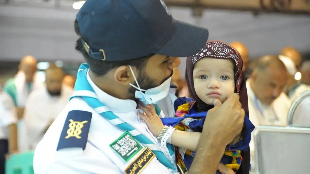 السعودية: مبادرة لرعاية الأطفال التائهين بالحرم وأساور خاصة للتواصل مع ذويهم