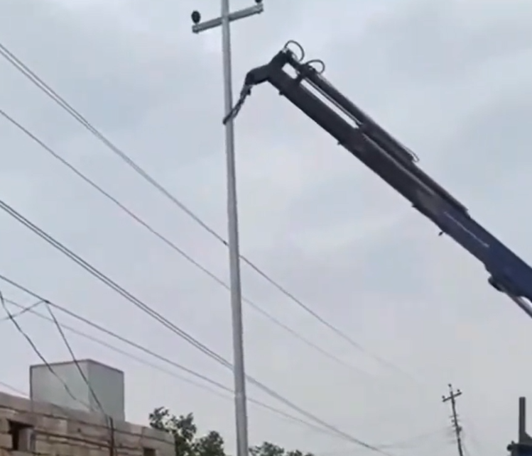 بالفيديو ..  مرشحة عراقية تزيل أعمدة إنارة نصبتها بعد عدم تصويت أهلي المنطقة لها في الانتخابات البرلمانية