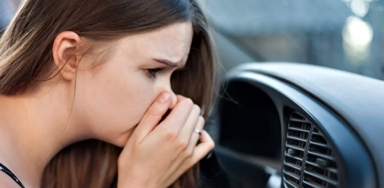 البكتريا والروائح الكريهة من مشاكل مكيف السيارة وأمامك 5 وسائل للتخلص منها