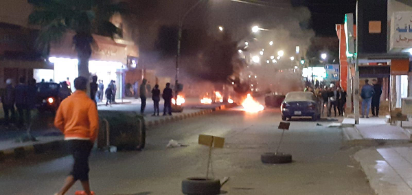 بالصور  .. حرق اطارات واعمال شغب بمنطقة المزار الجنوبي بالكرك