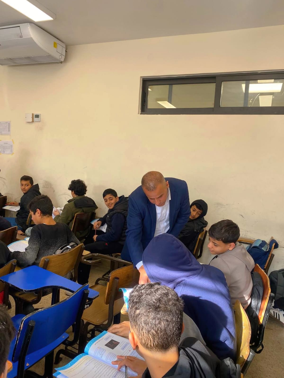 الهديرس يتفقد "أم السماق الشمالي" ويؤكد تعزيز الإنضباط والتعليم المهني