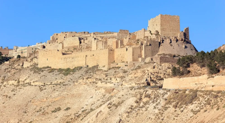 تجميع 300 حجر من جدار قلعة الكرك المنهار لاستخدامها بأعمال الترميم
