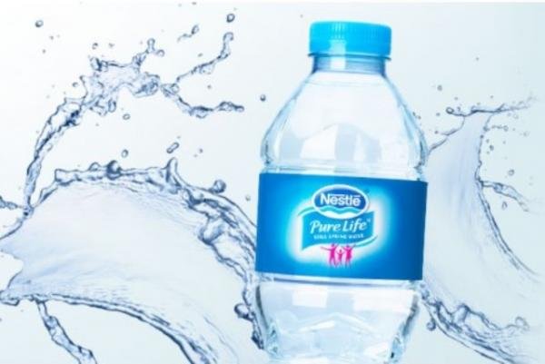 السفارة الأمريكية في عمّان تحذر رعاياها من شرب مياه "نستلة" 