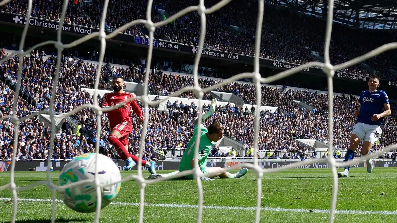 احتفال جامع الكرات بهدف محمد صلاح يفجر ضجة واسعة (فيديو) 