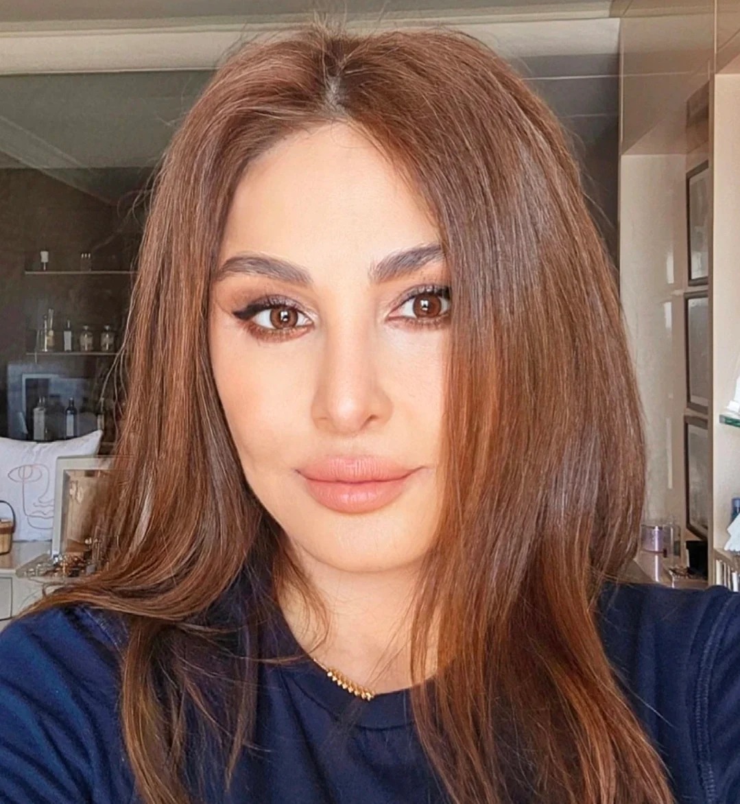 إليسا تستبدل الحذاء على المسرح بكل عفوية والجمهور يتفاعل (فيديو)