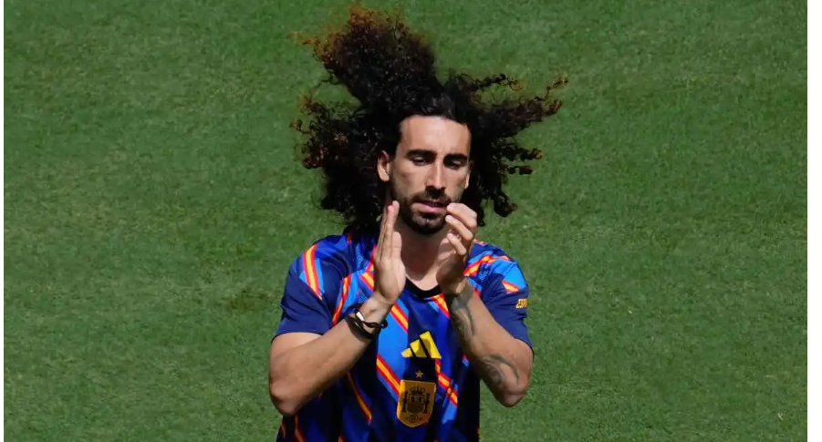 برسم وشم مدربه دي لا فوينتي ..  كوكوريلا يفي بوعده بعد تتويج إسبانيا بكأس العالم