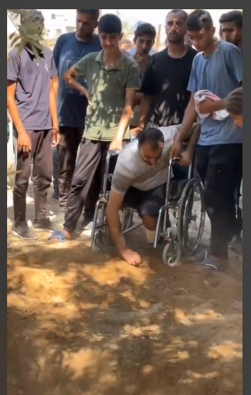 مشهد مؤثر ..  شاب فلسطيني بترت قدماه يشارك في دفن أخيه الذي استشهد جراء القصف -فيديو 