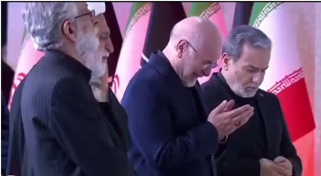 انهيار رئيس مجلس الشورى الإيراني قاليباف باكيًا أمام نعش المرشد الإيراني علي خامنئي .. فيديو