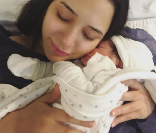 شاهدوا الصورة الأولى للنجمة العربية وطفلها الذي انجبته بعد 7 اشهر على زواجها