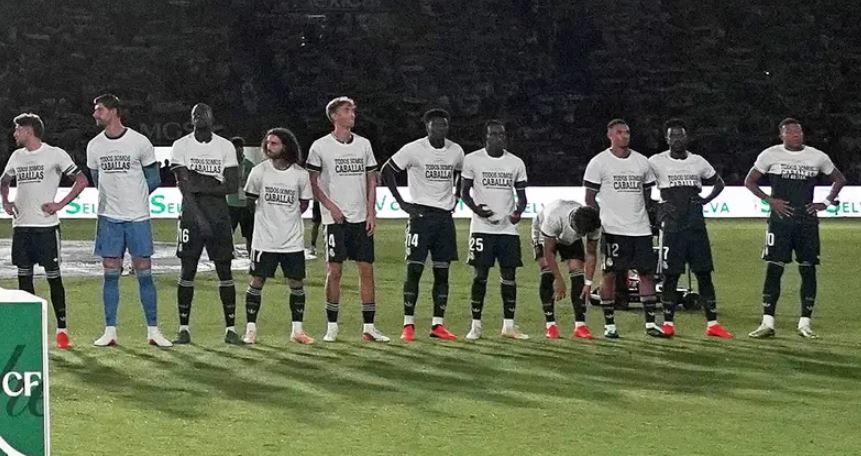 "نشعر بالخجل" ..  مشجعو ريال مدريد يهاجمون مبابي وفينسيوس بسبب "قميص سبتة"