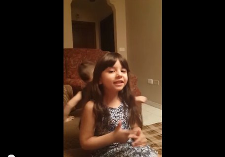 بالفيديو  ..  أمنية طفلة ان "تعبط" الملك لأنه حنون