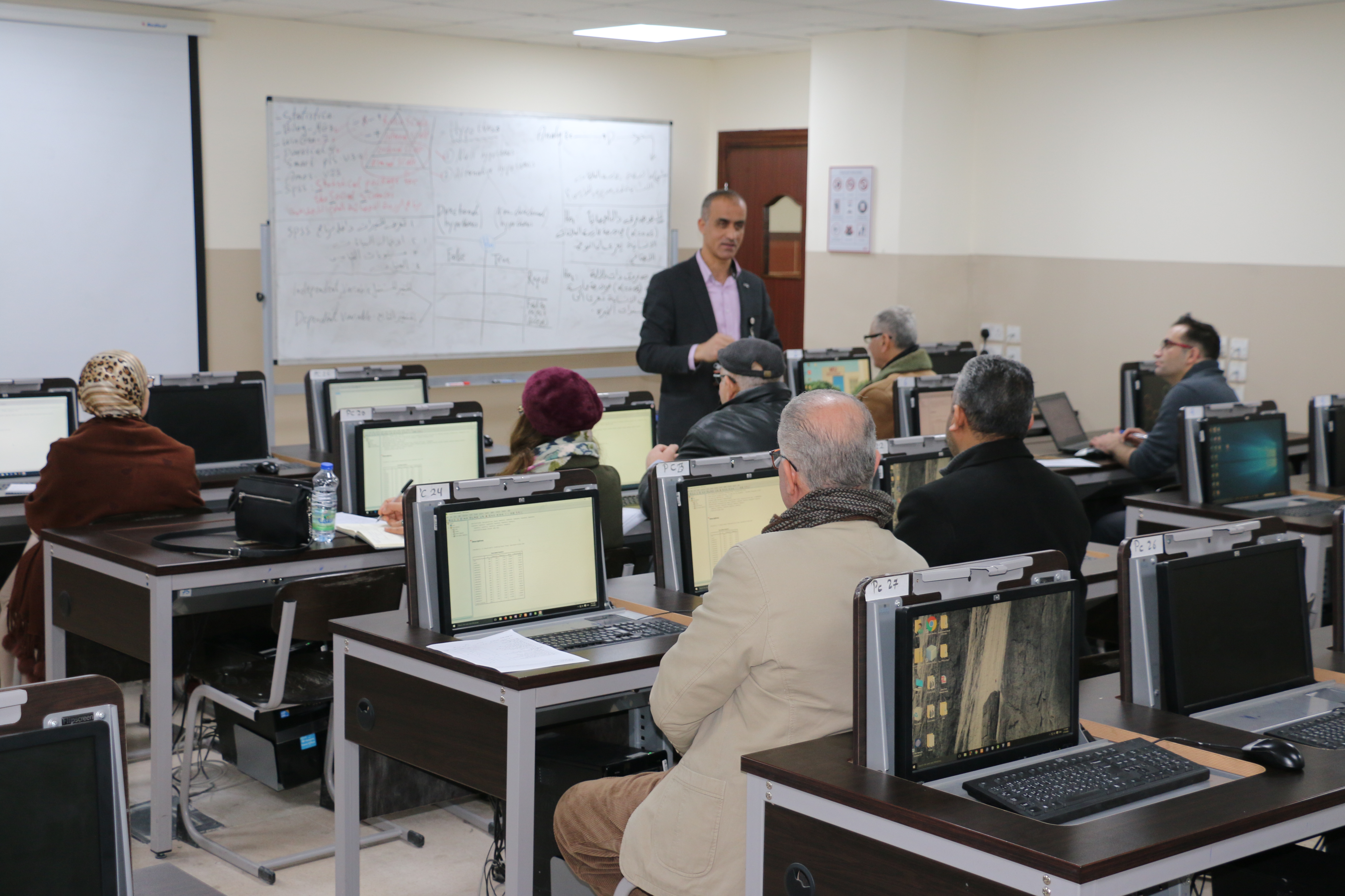 جامعة الشرق الأوسط تنظم دورة في القراءة الإحصائية والتحليل الكمي